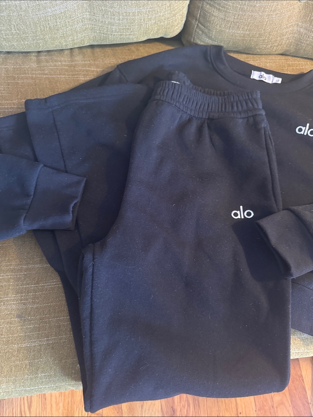 ALO Yoga Black Jogger Sweater & Pants Set - Picture 2 of 9